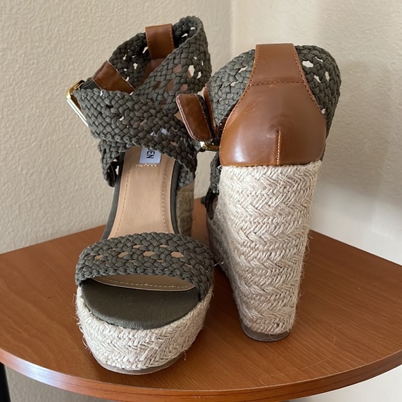Steven Madden Green Wedge - Picture 2 of 3